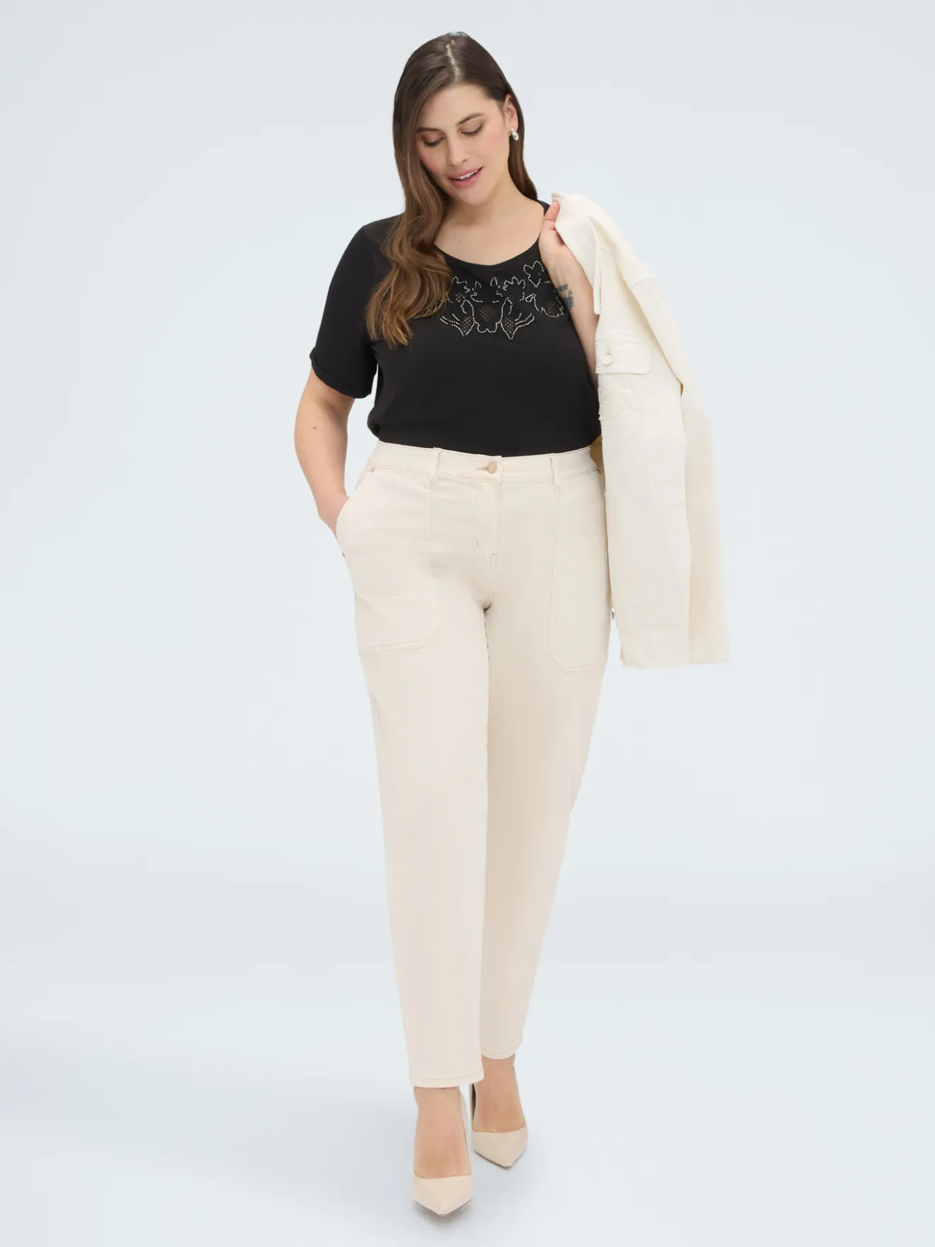 T-shirt bimaterica con ricamo floreale