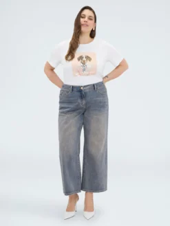 T-shirt cane chic con dettagli luminosi