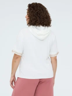 T-shirt con cappuccio e bordini hotfix