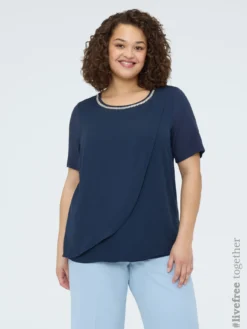 T-shirt con dettaglio sullo scollo