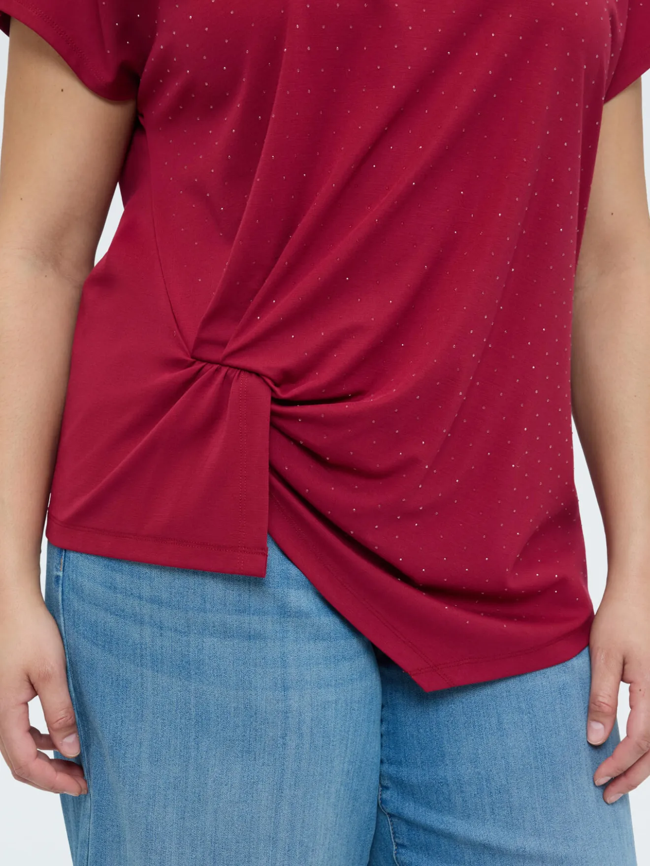 T-shirt con drappeggio e punti luce