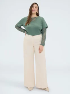 T-shirt con maniche e scollo in pizzo
