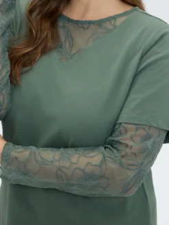 T-shirt con maniche e scollo in pizzo