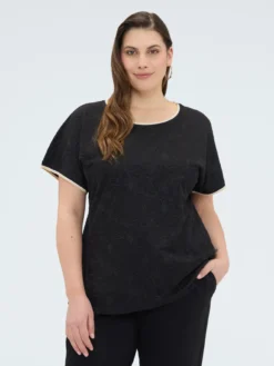 T-shirt con ricamo floreale