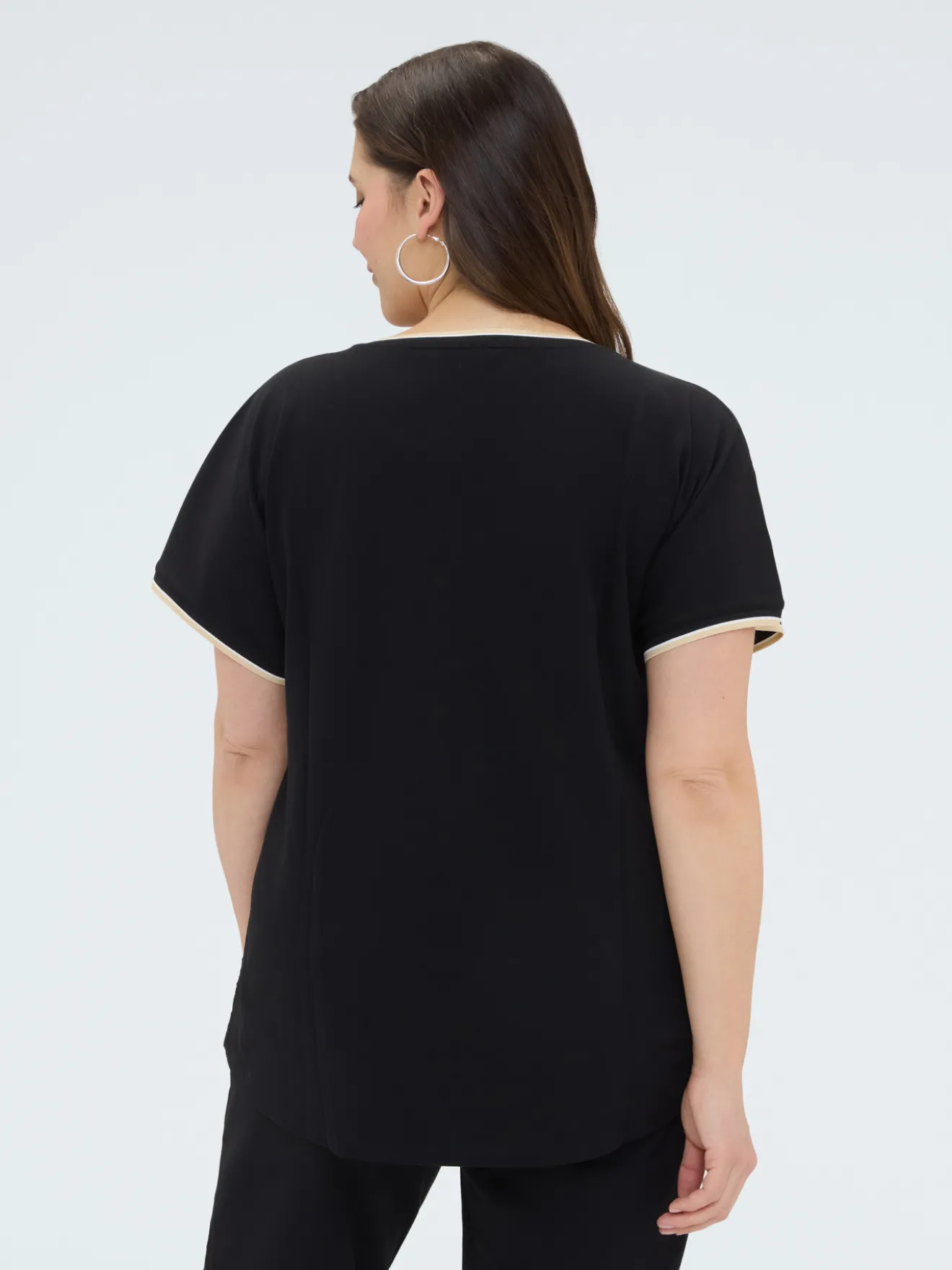 T-shirt con ricamo floreale