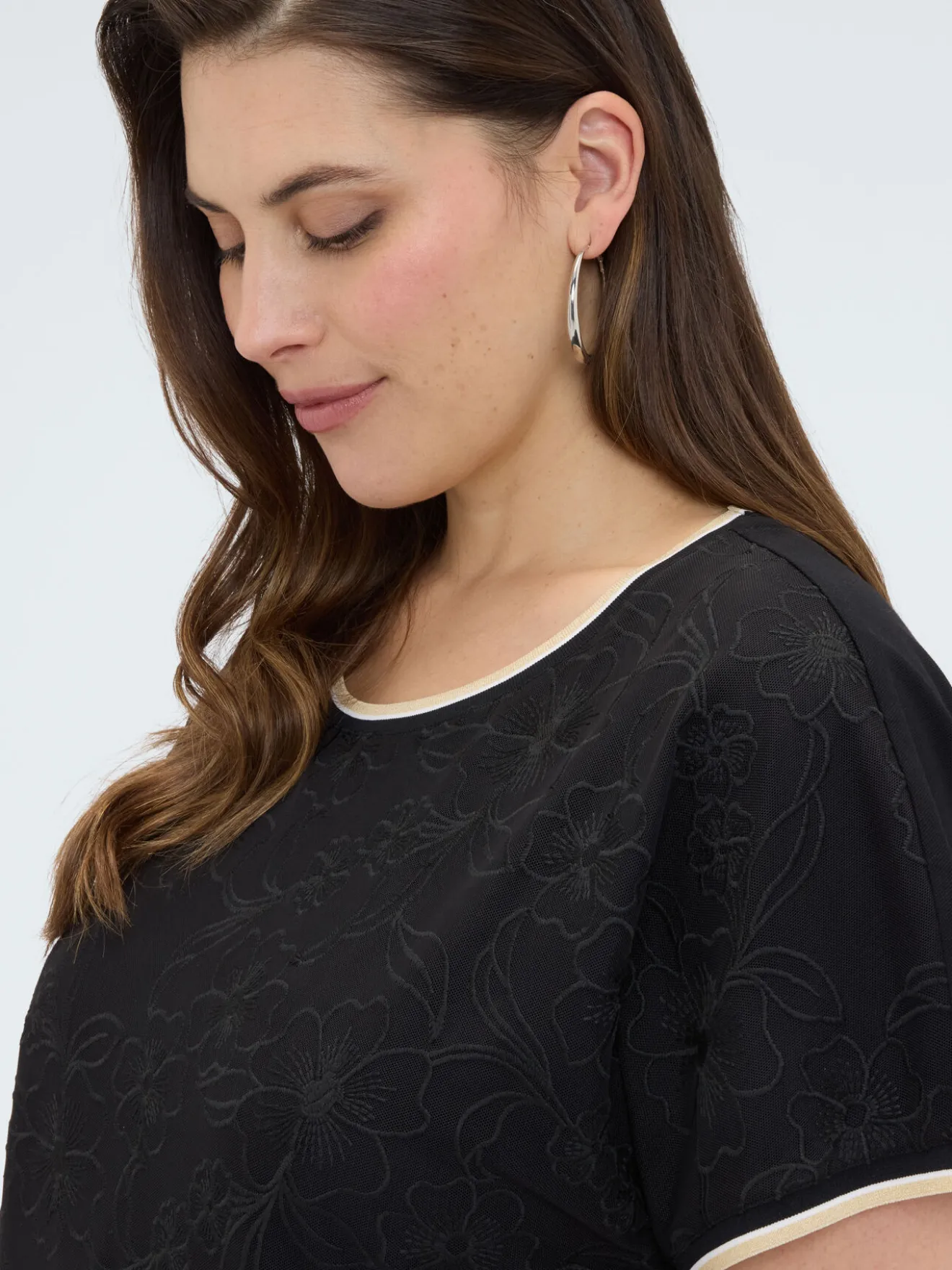 T-shirt con ricamo floreale