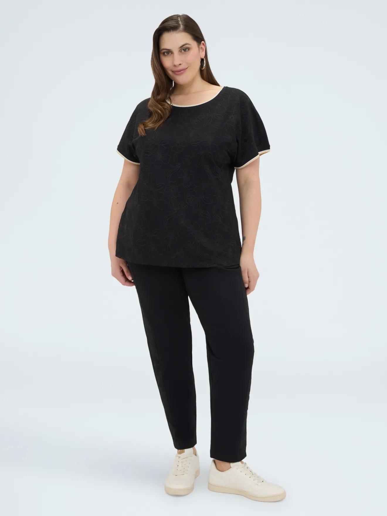 T-shirt con ricamo floreale