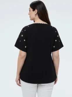 T-shirt con scollo smerlato e occhielli