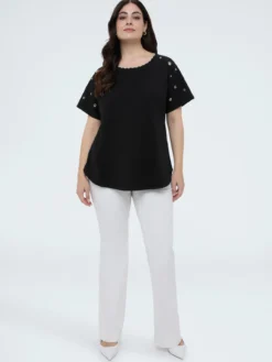 T-shirt con scollo smerlato e occhielli