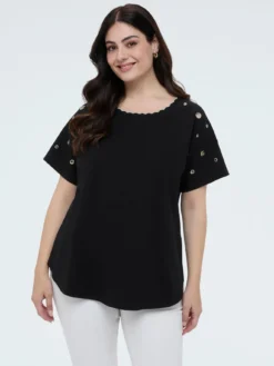 T-shirt con scollo smerlato e occhielli
