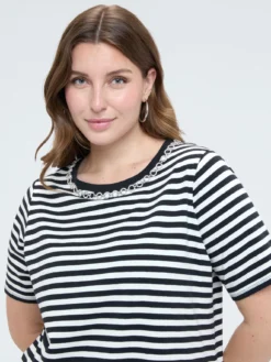 T-shirt in cotone a righe con applicazioni