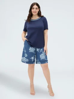 T-shirt in cotone con applicazione sullo scollo