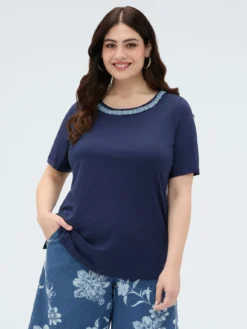 T-shirt in cotone con applicazione sullo scollo
