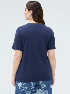T-shirt in cotone con applicazione sullo scollo