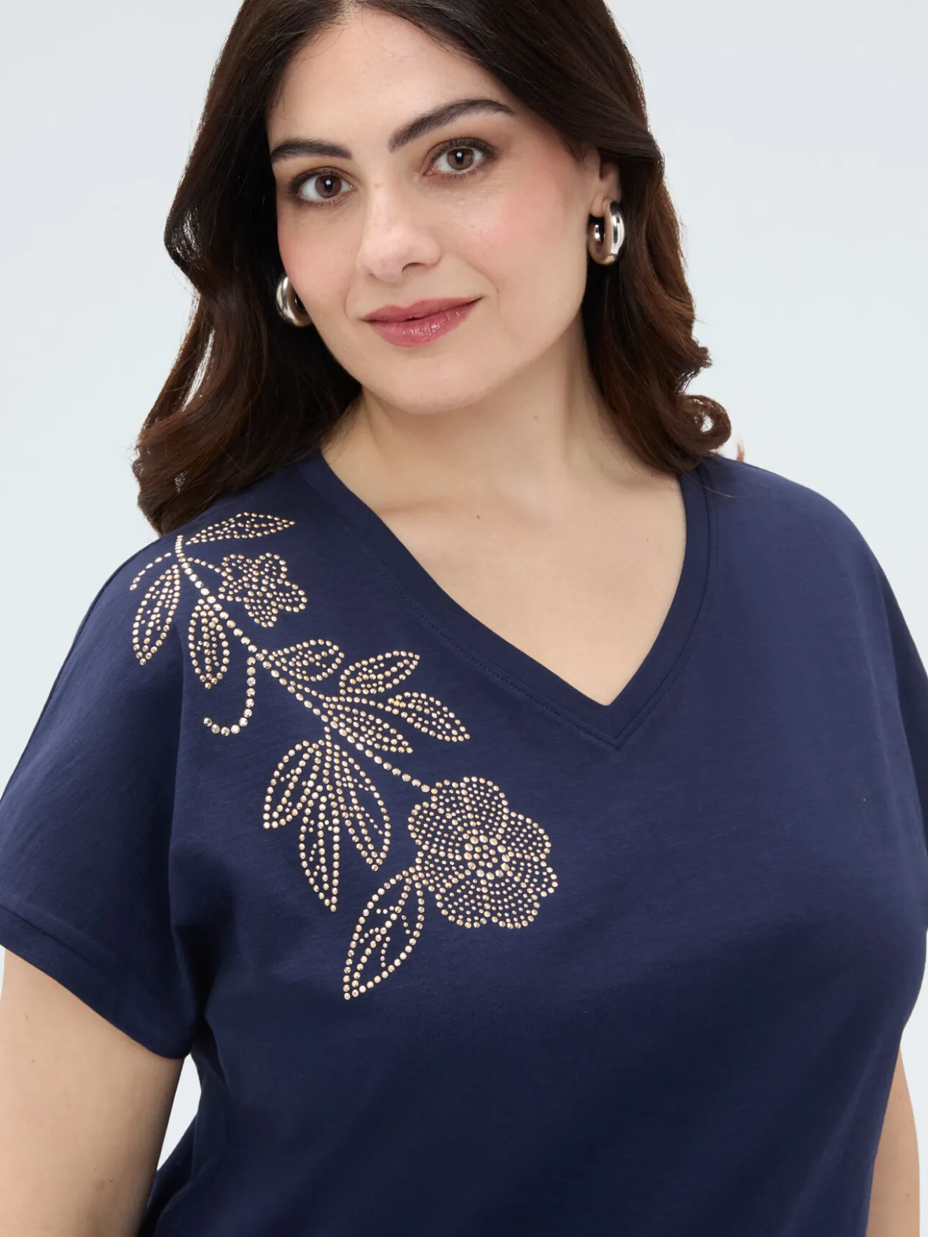 T-shirt in cotone con applicazione floreale