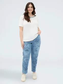 T-shirt in cotone con applicazione sullo scollo