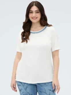 T-shirt in cotone con applicazione sullo scollo
