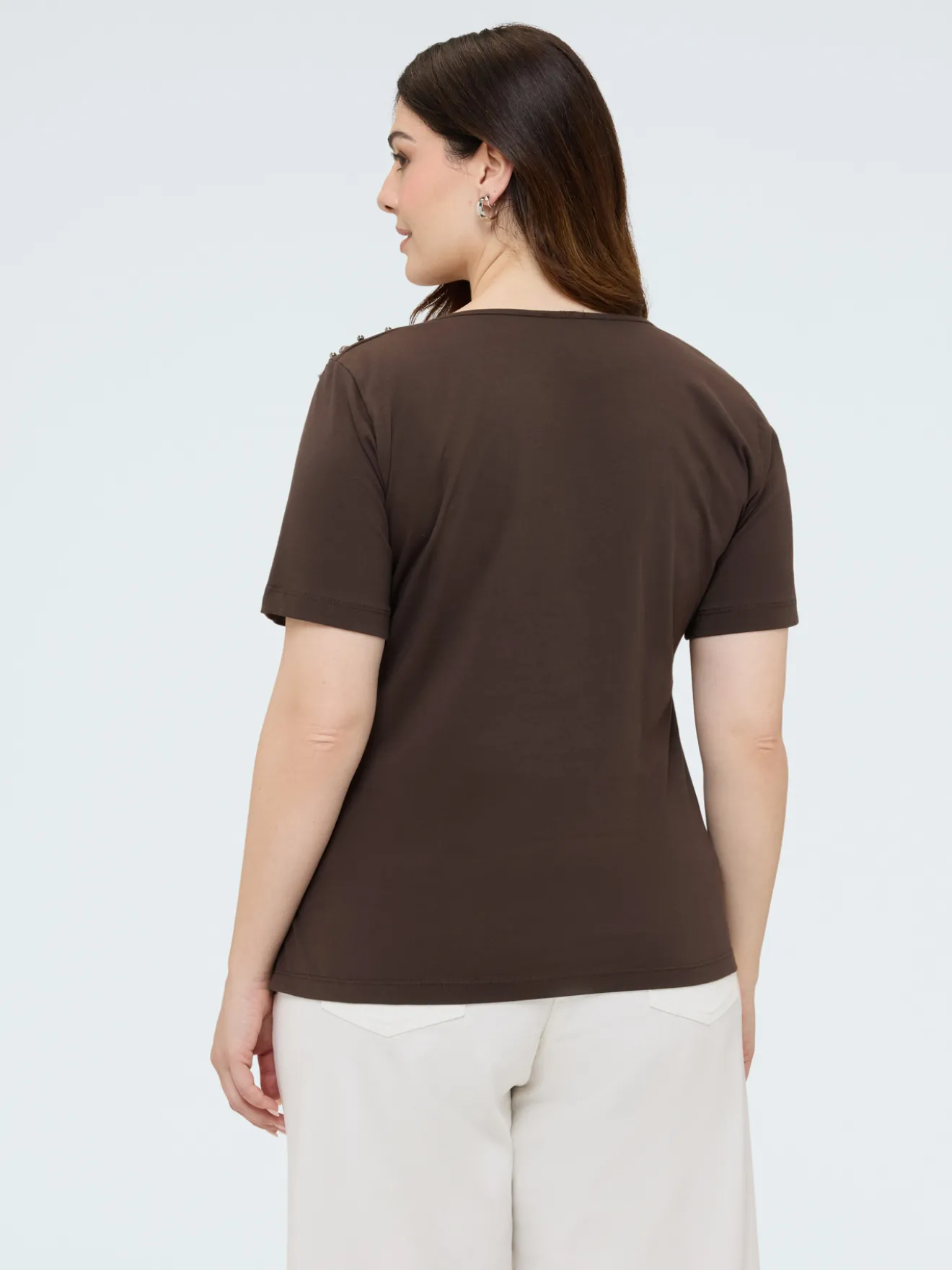 T-shirt in cotone con borchie sulle spalle