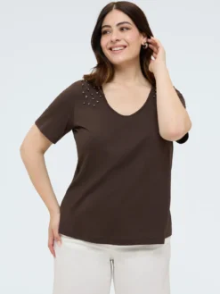 T-shirt in cotone con borchie sulle spalle