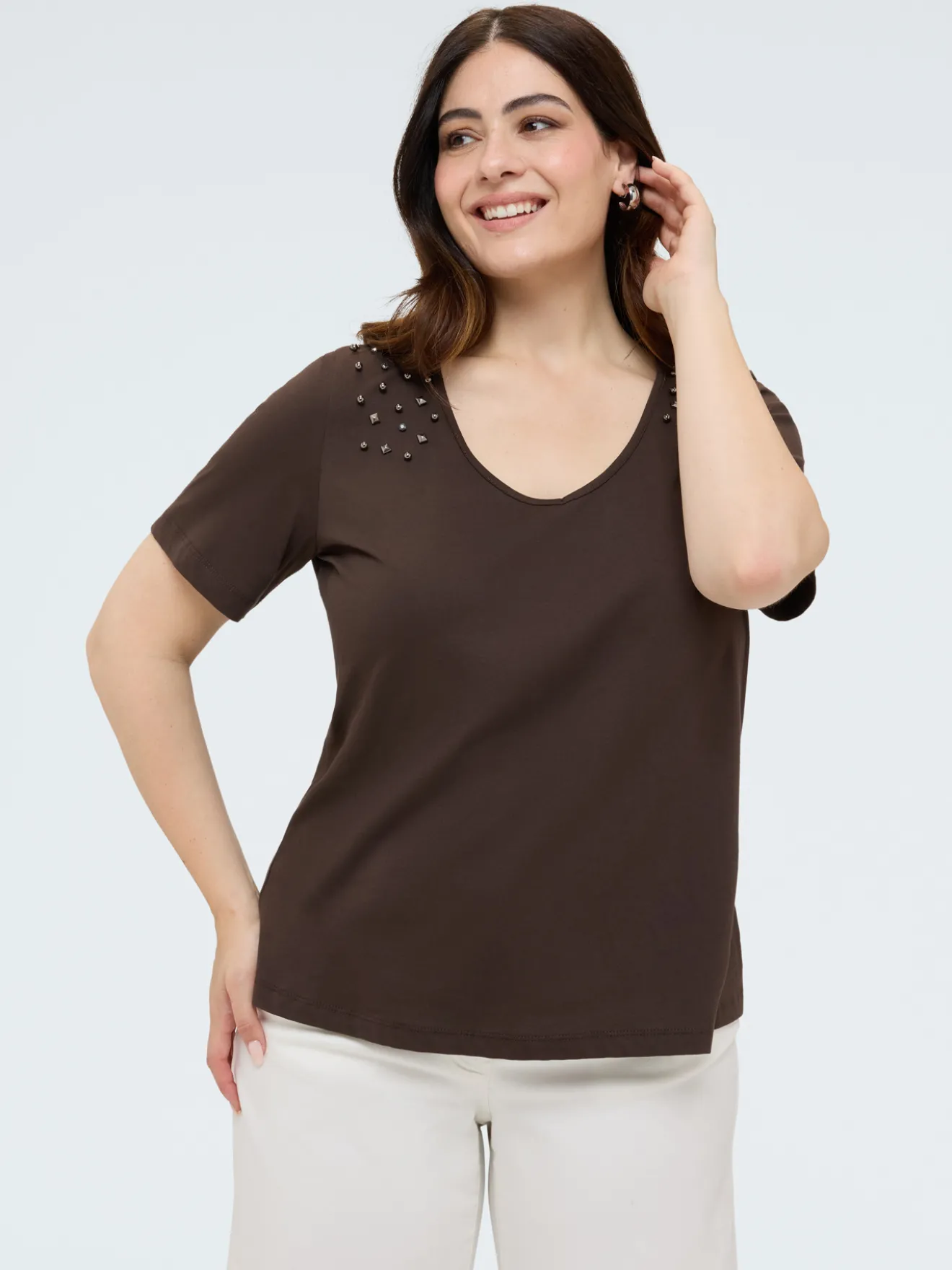 T-shirt in cotone con borchie sulle spalle
