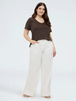 T-shirt in cotone con borchie sulle spalle