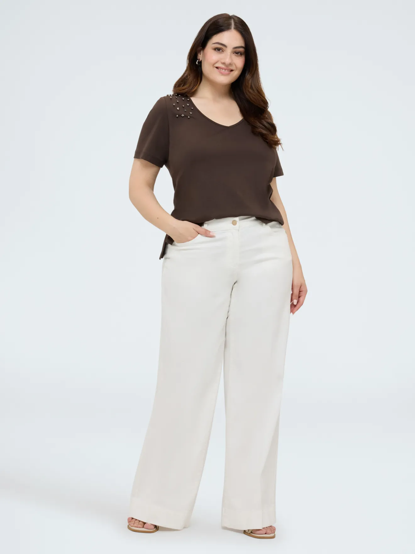 T-shirt in cotone con borchie sulle spalle