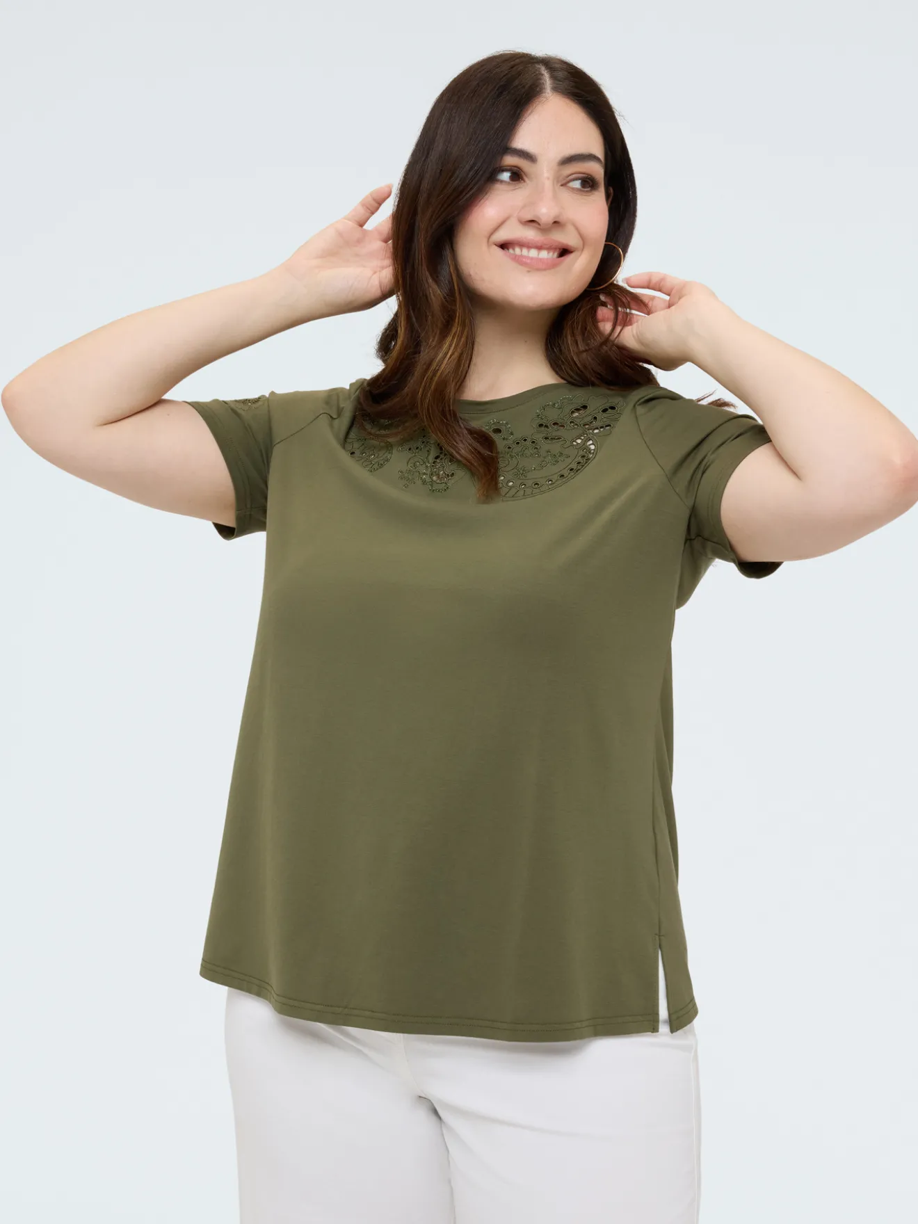 T-shirt in cotone con pizzo e borchie