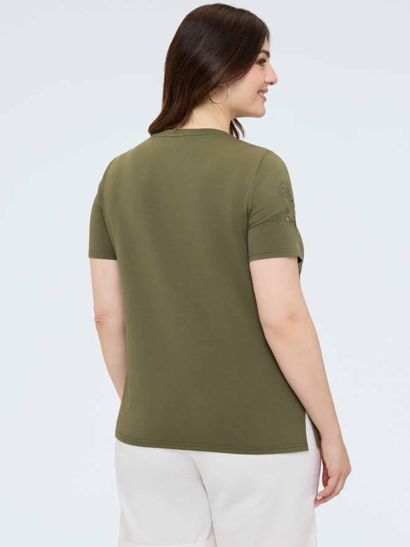 T-shirt in cotone con pizzo e borchie