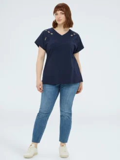 T-shirt in cotone con ricami e cut out