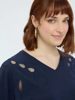 T-shirt in cotone con ricami e cut out