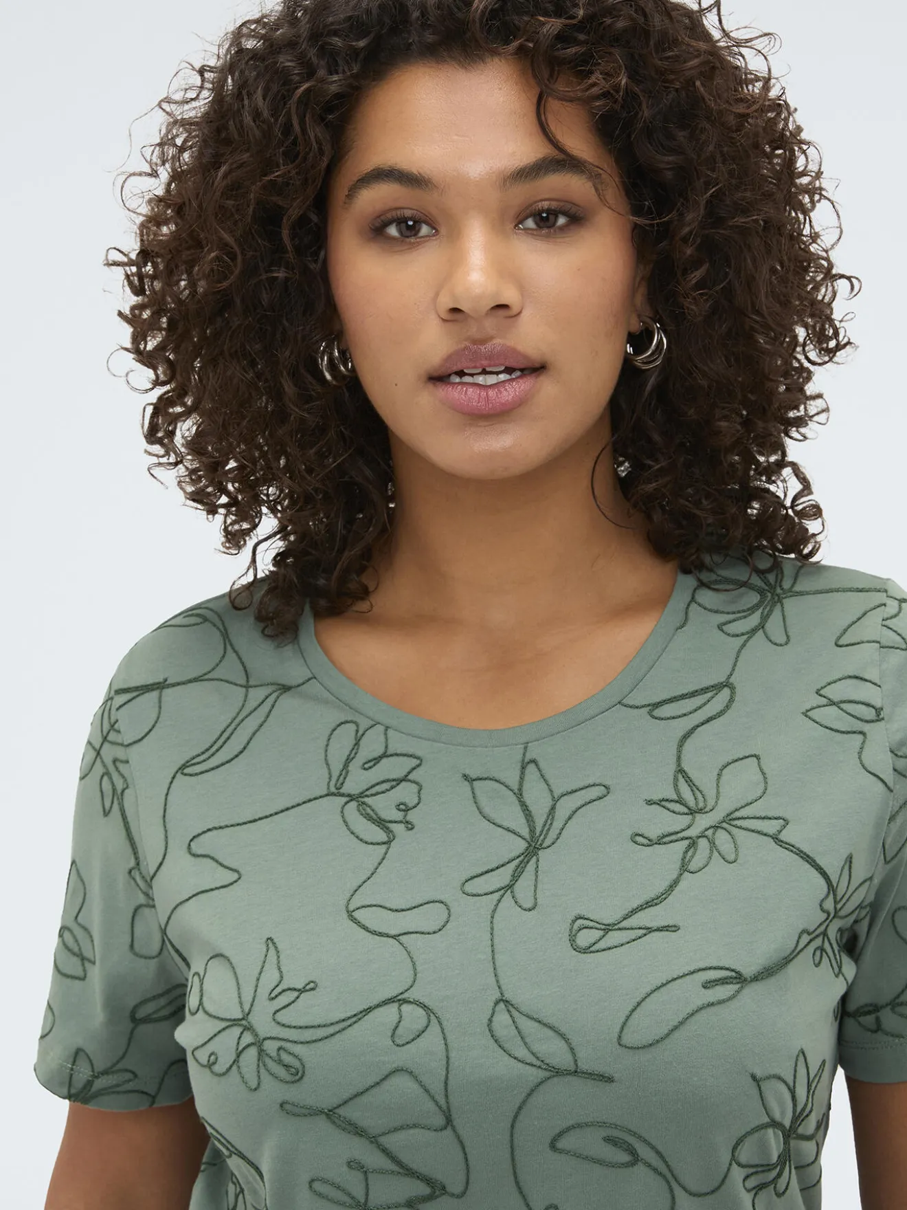 T-shirt in cotone con ricami floreali