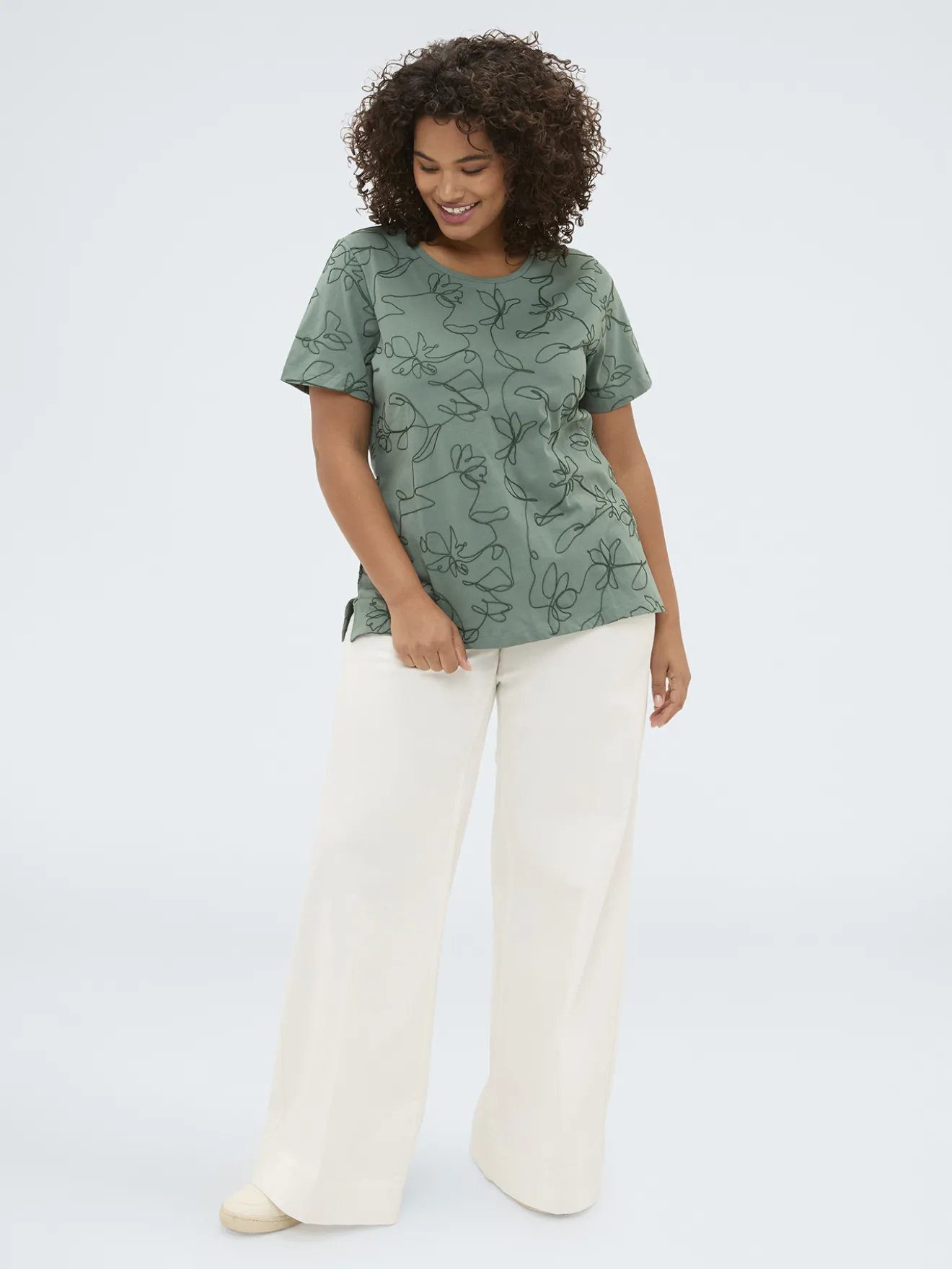 T-shirt in cotone con ricami floreali
