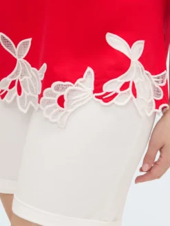 T-shirt in cotone con ricami floreali