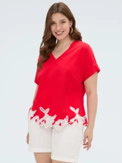 T-shirt in cotone con ricami floreali