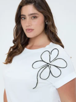 T-shirt in cotone con ricamo floreale
