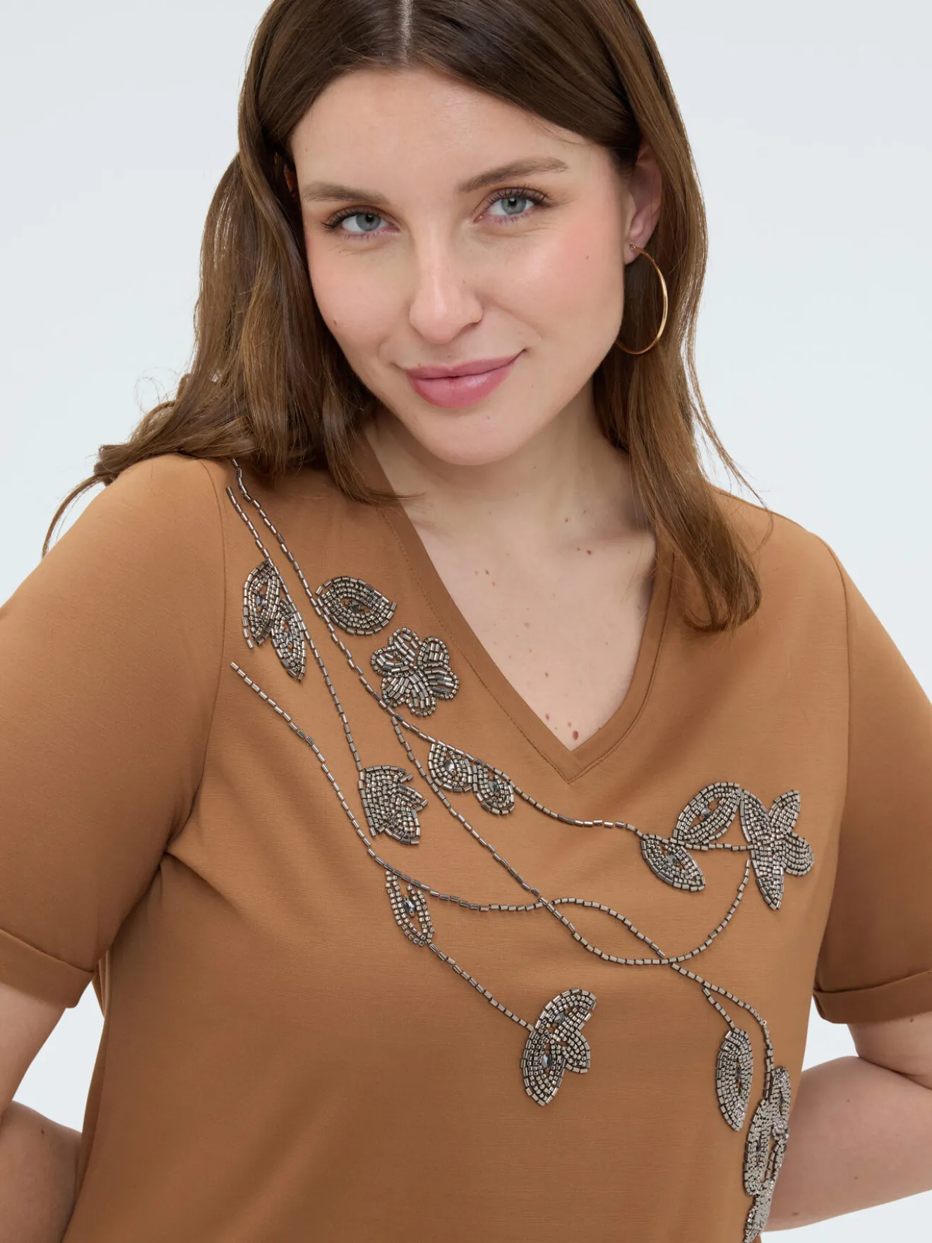 T-shirt in cotone con ricamo floreale