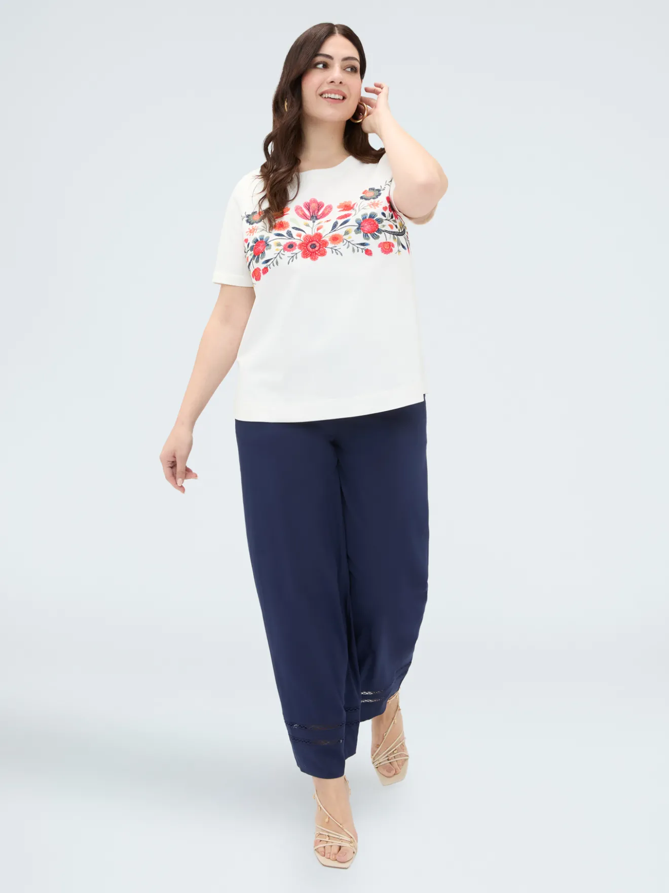 T-shirt in cotone con ricamo floreale