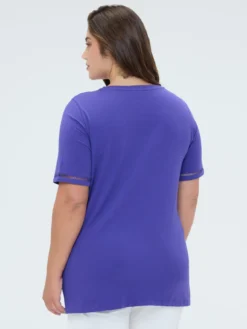 T-shirt in cotone con scritta in paillettes