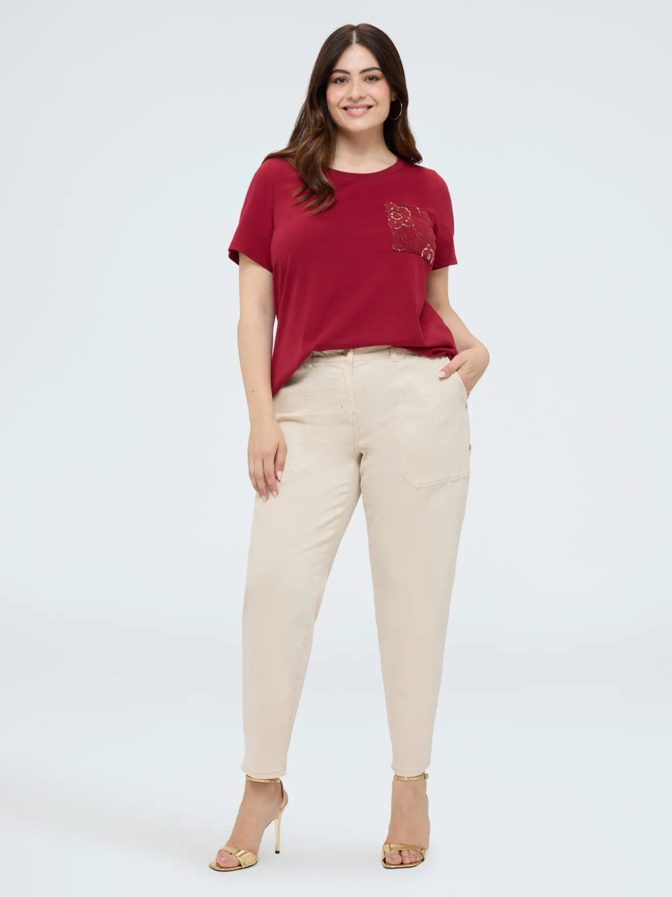 T-shirt in cotone con taschino in uncinetto e paillettes