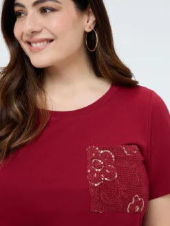 T-shirt in cotone con taschino in uncinetto e paillettes