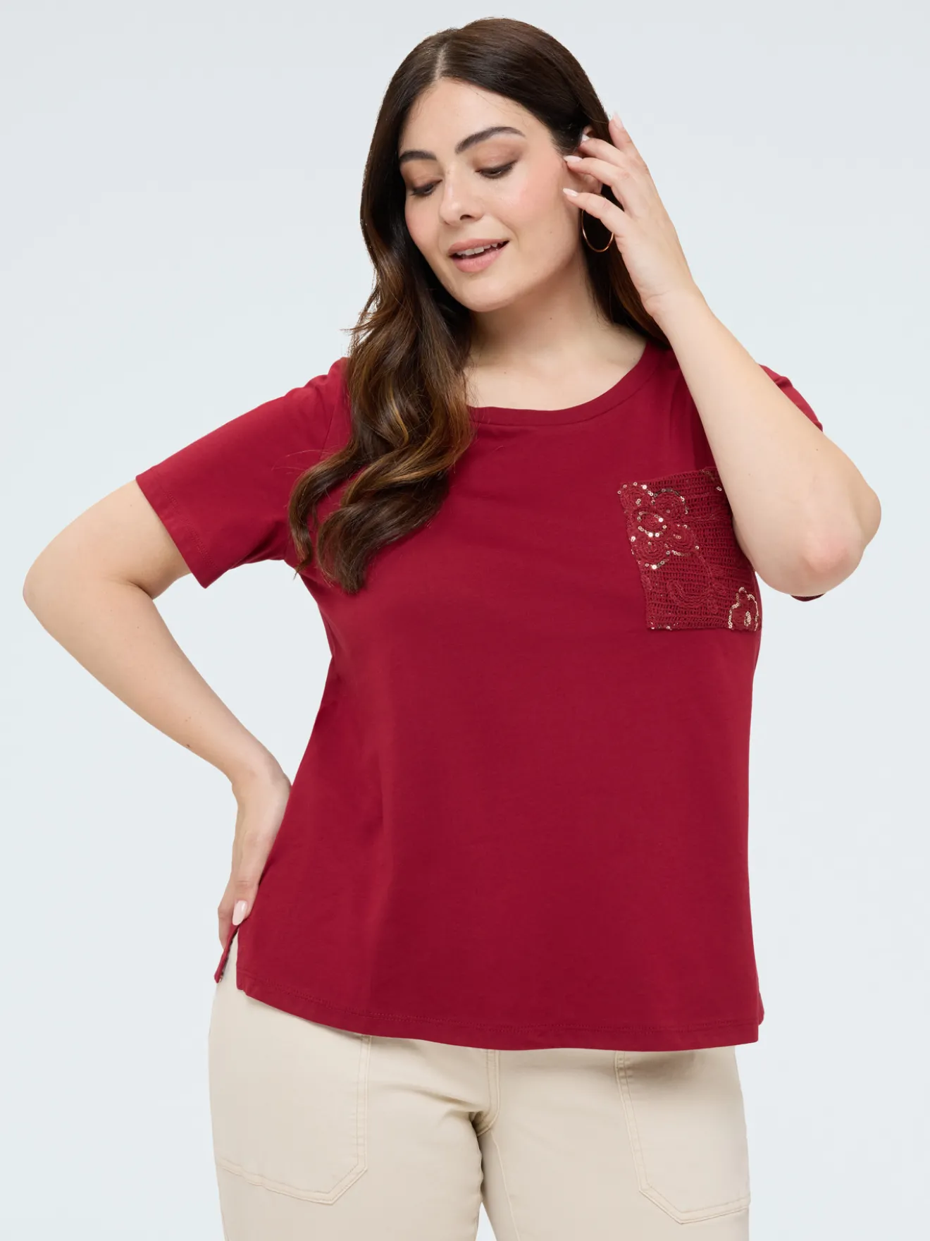 T-shirt in cotone con taschino in uncinetto e paillettes