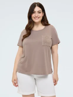 T-shirt in cotone con taschino in uncinetto e paillettes