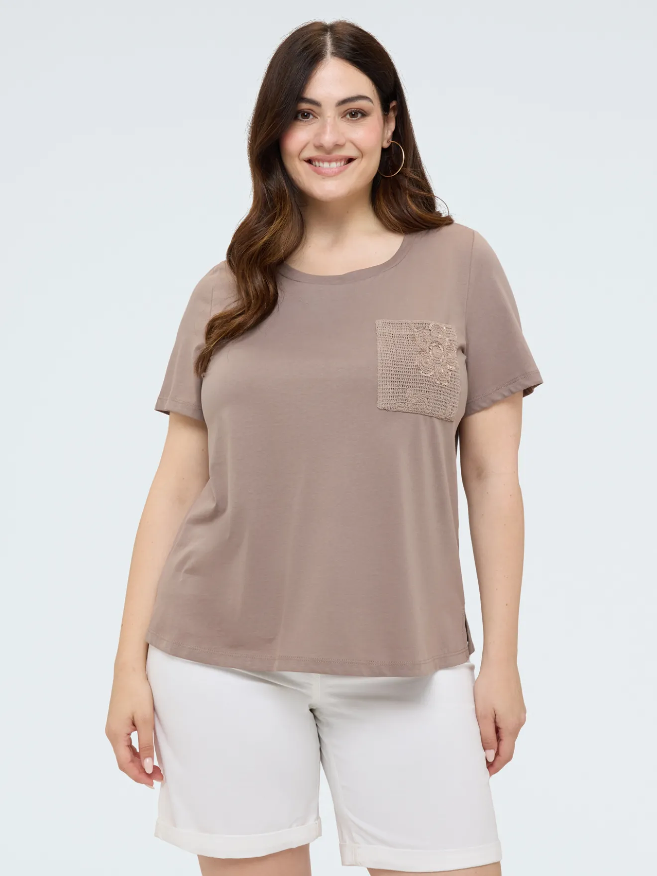 T-shirt in cotone con taschino in uncinetto e paillettes