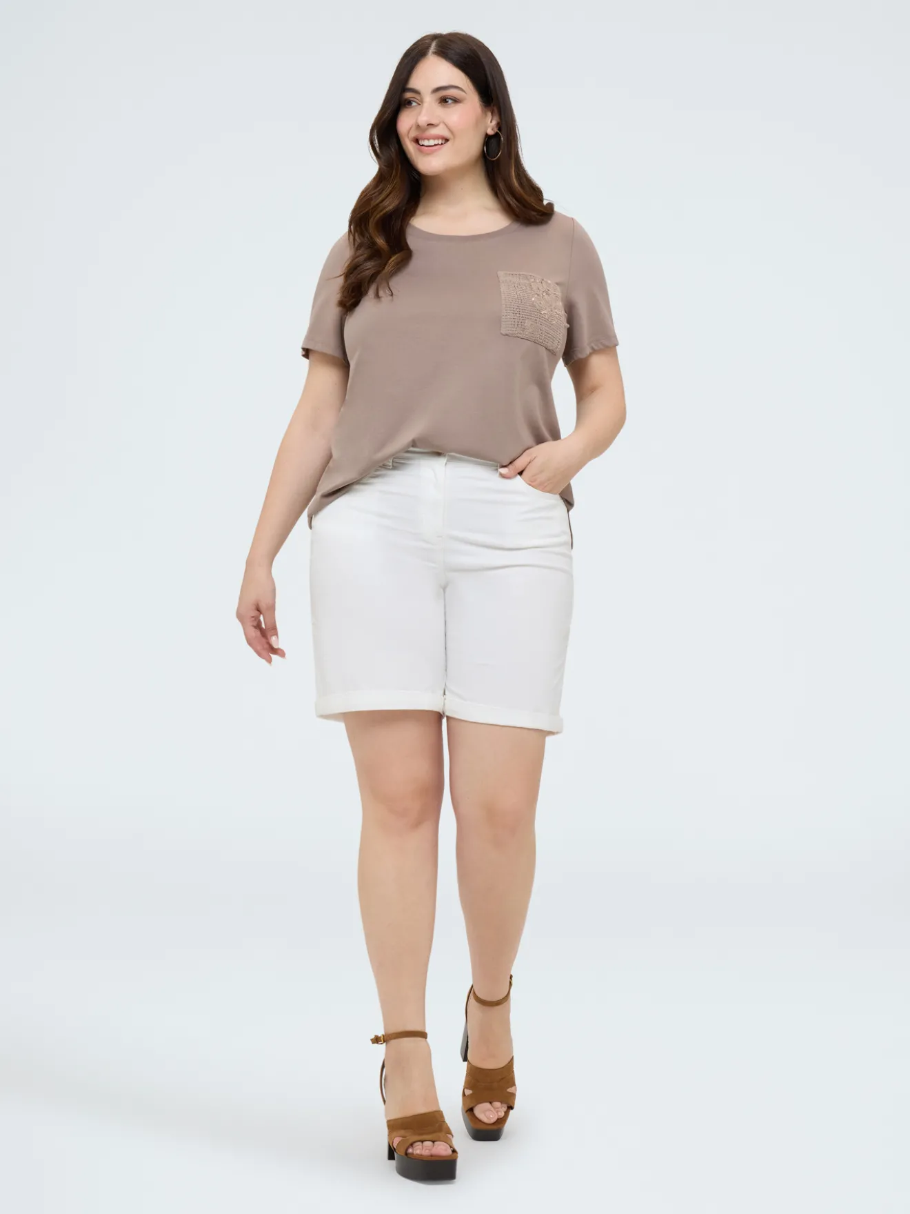 T-shirt in cotone con taschino in uncinetto e paillettes