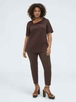 T-shirt in jersey con nodo e drappeggio