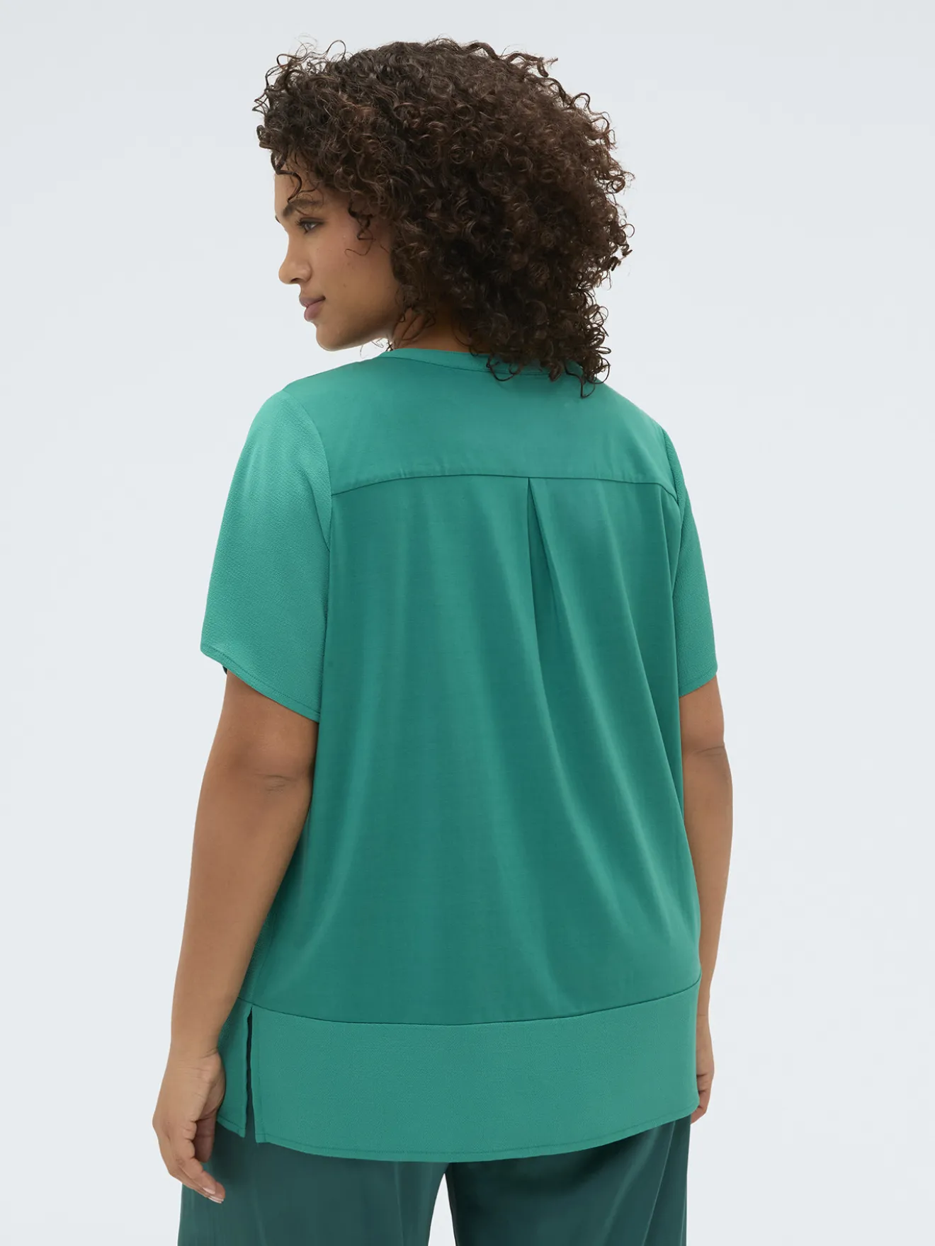 T-shirt in misto lyocell con bottoncini