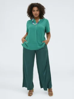 T-shirt in misto lyocell con bottoncini