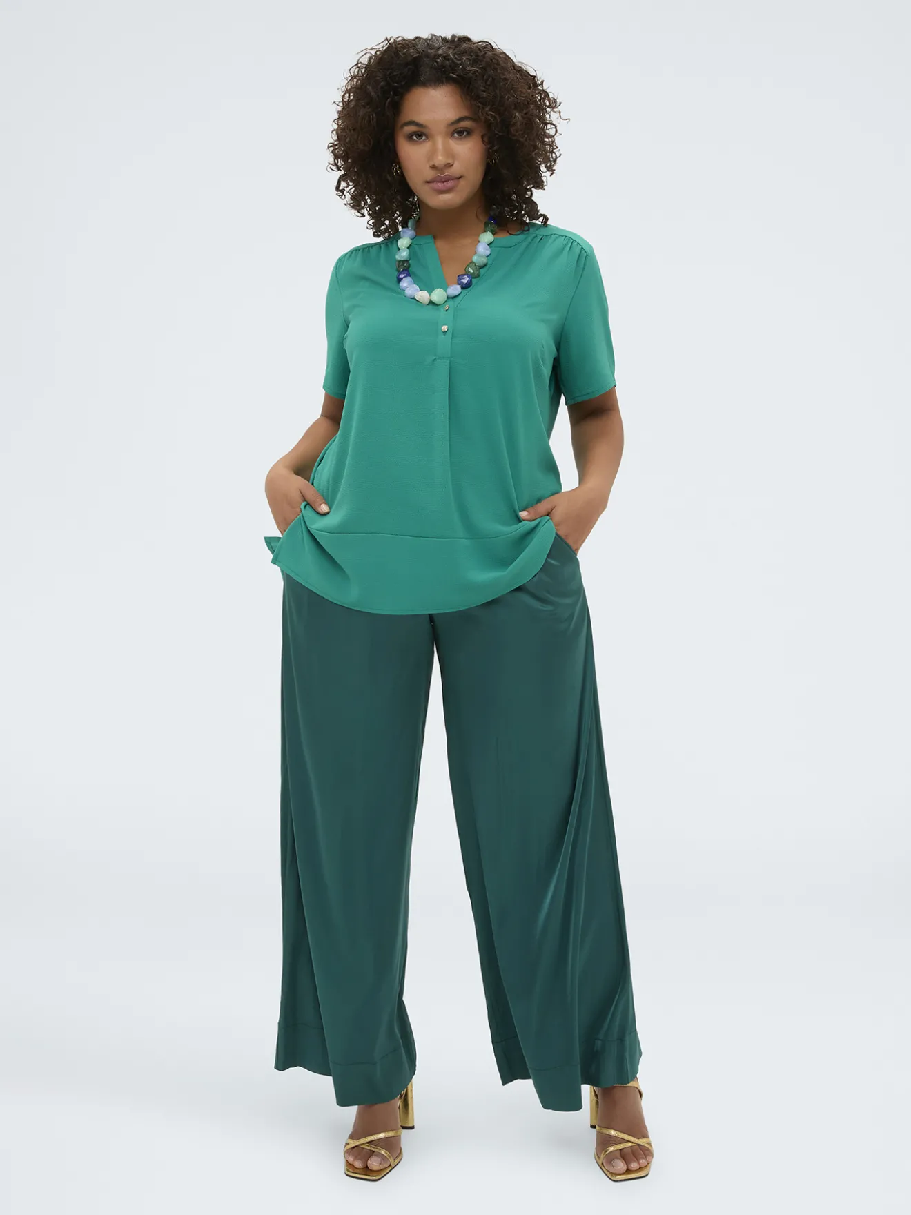 T-shirt in misto lyocell con bottoncini