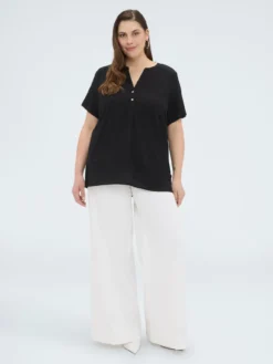 T-shirt in misto lyocell con bottoncini