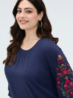 T-shirt in viscosa con ricami